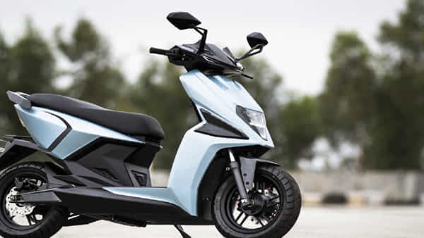 Simple One Scooter: ఒక్కసారి ఛార్జితో 300+ కిమీ ప్రయాణం.. దుమ్ము రేపుతున్న ఈ-స్కూటర్..