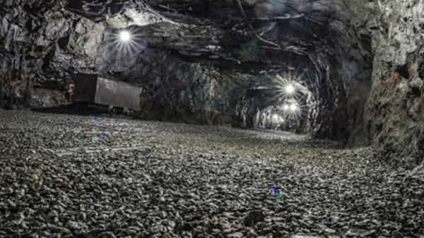Singareni Mines: సింగరేణి గని ప్రమాదంలో లభ్యం కానీ ఆచూకీ.. ఆవేదనలో బాధిత కుటుంబాలు