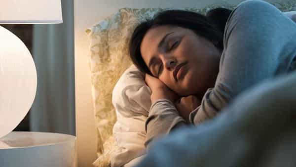 Health News: డిమ్ లైట్లో నిద్రపోతున్నారా? అయితే, మీకోసమే ఈ షాకింగ్ న్యూస్..!