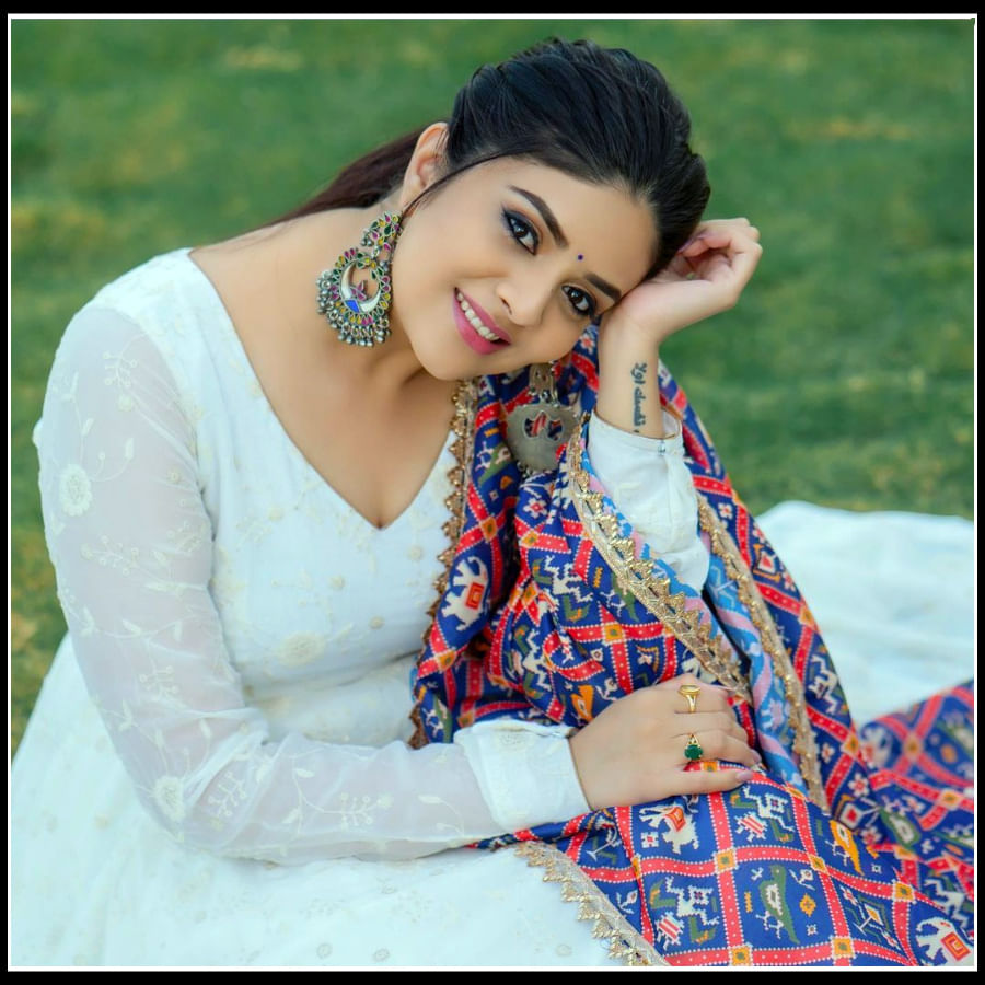 సోషల్ మీడియాలో ముద్దుగా.. బొద్దుగా యాంకర్ శ్రీముఖి అందాలు..