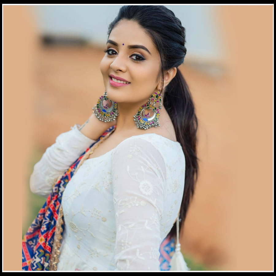 సోషల్ మీడియాలో ముద్దుగా.. బొద్దుగా యాంకర్ శ్రీముఖి అందాలు..