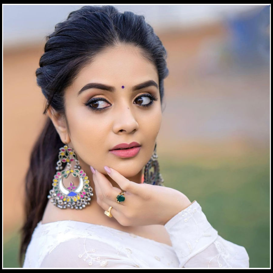 సోషల్ మీడియాలో ముద్దుగా.. బొద్దుగా యాంకర్ శ్రీముఖి అందాలు..