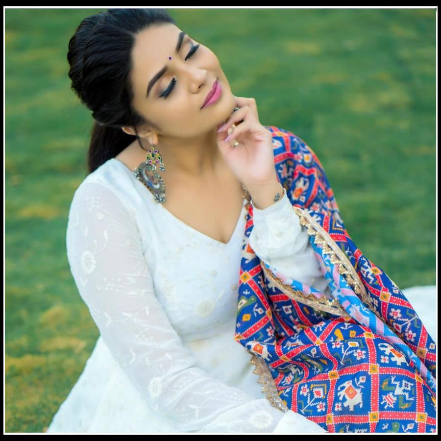 సోషల్ మీడియాలో ముద్దుగా.. బొద్దుగా యాంకర్ శ్రీముఖి అందాలు..