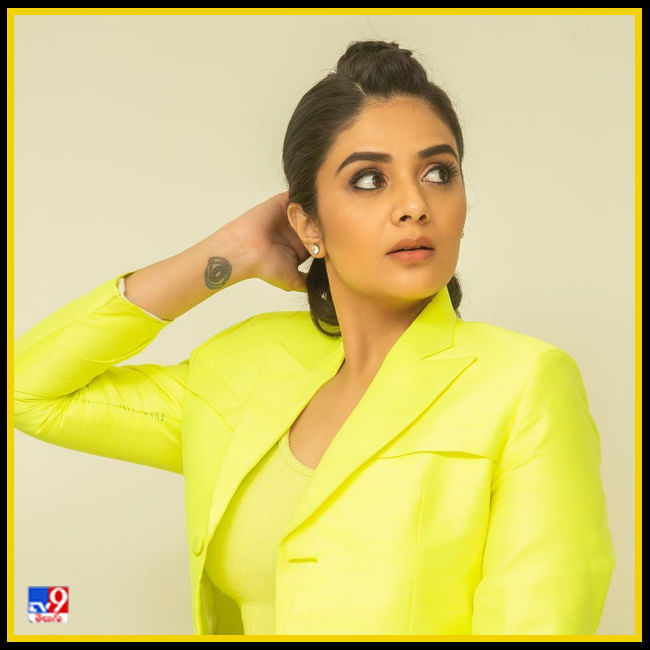 Sreemukhi New Photos. Credit by:Sreemukhi/Instagram