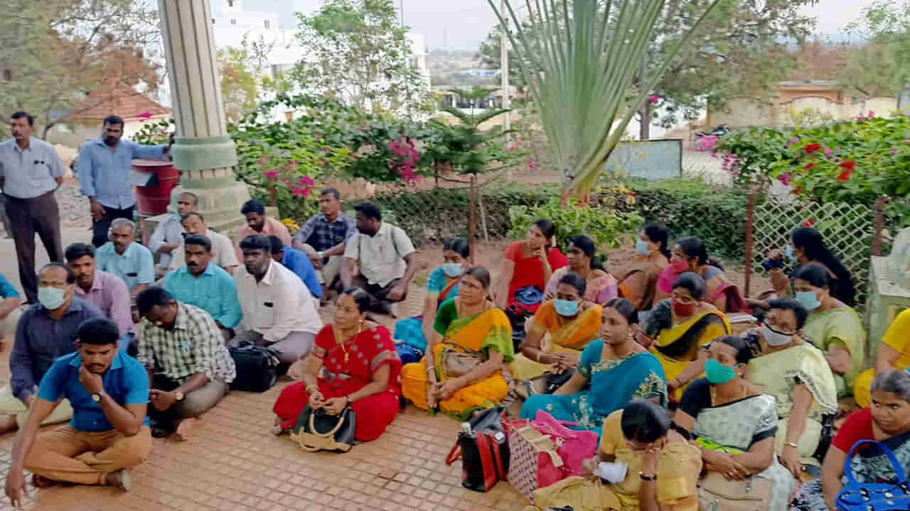 Students Attack: స్కూల్‌కి వచ్చేదేలే.. ఉపాధ్యాయులపై కత్తులతో దాడి చేసిన విద్యార్థులు.. ఎక్కడంటే..