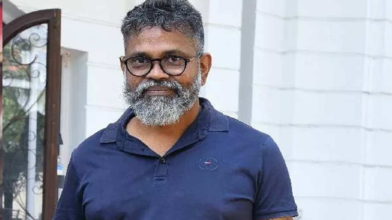 Sukumar: డైరెక్టర్ పై అభిమానాన్ని చాటుకున్న యంగ్ హీరో.. ఏకంగా వరిచేనులో అలా.. సుకుమార్ ఎమోషనల్..