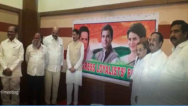 T.Congress: కాంగ్రెస్ సీనియర్ల మీటింగ్లో ట్విస్టుల మీద ట్విస్టులు.. చివరికి ఏం తేల్చారంటే?