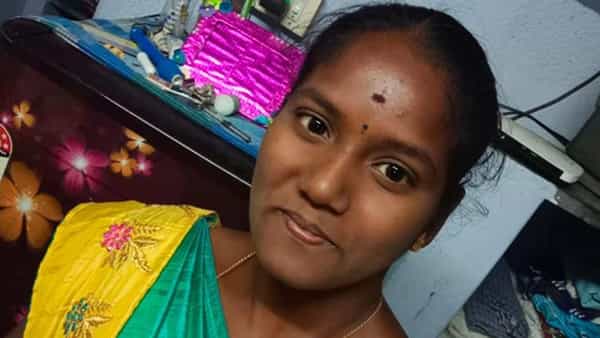 Viral: ఇదేంది టీచర్ గారూ ఇలా చేశారు.. పాఠాలు చెప్పాల్సిన స్టూడెంట్తో.. కట్ చేస్తే
