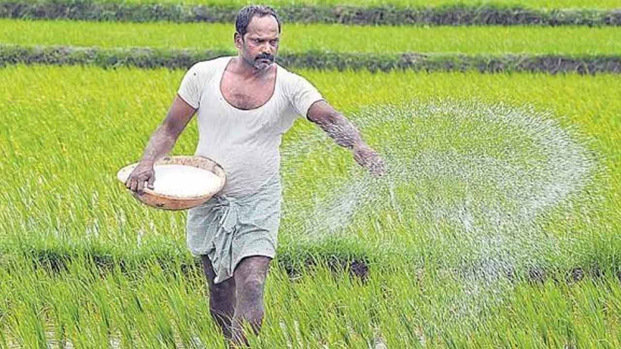 Telangana Farmers: తెలంగాణ రైతులకు గుడ్ న్యూస్... రూ.50 వేలలోపు రుణాలు అప్పటికల్లా మాఫి