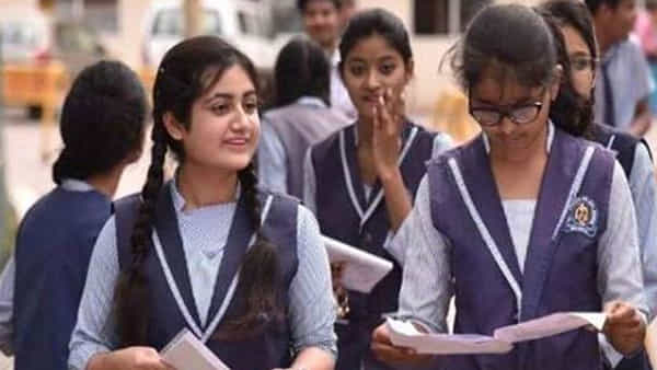 Telangana Tenth Exams: తెలంగాణలో మే 23 నుంచి పదో తరగతి పరీక్షలు.. కొత్త షెడ్యూల్ విడుదల..