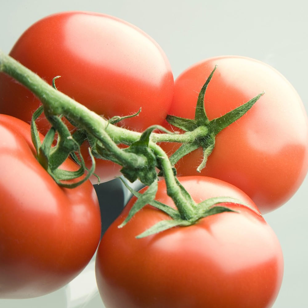 టొమాటో: ఇందులో పోషకాలు ఎక్కువగా ఉంటాయి. వీటిని ఆహారంలో చేర్చుకోవడం వల్ల శరీరంలోని చెడు కొలెస్ట్రాల్ స్థాయిని తగ్గించుకోవచ్చు. నిపుణుల అభిప్రాయం ప్రకారం.. విటమిన్ సి, ఎ, కాల్షియం, పొటాషియం, ఇతర ముఖ్యమైనవి ఇందులో కనిపిస్తాయి.