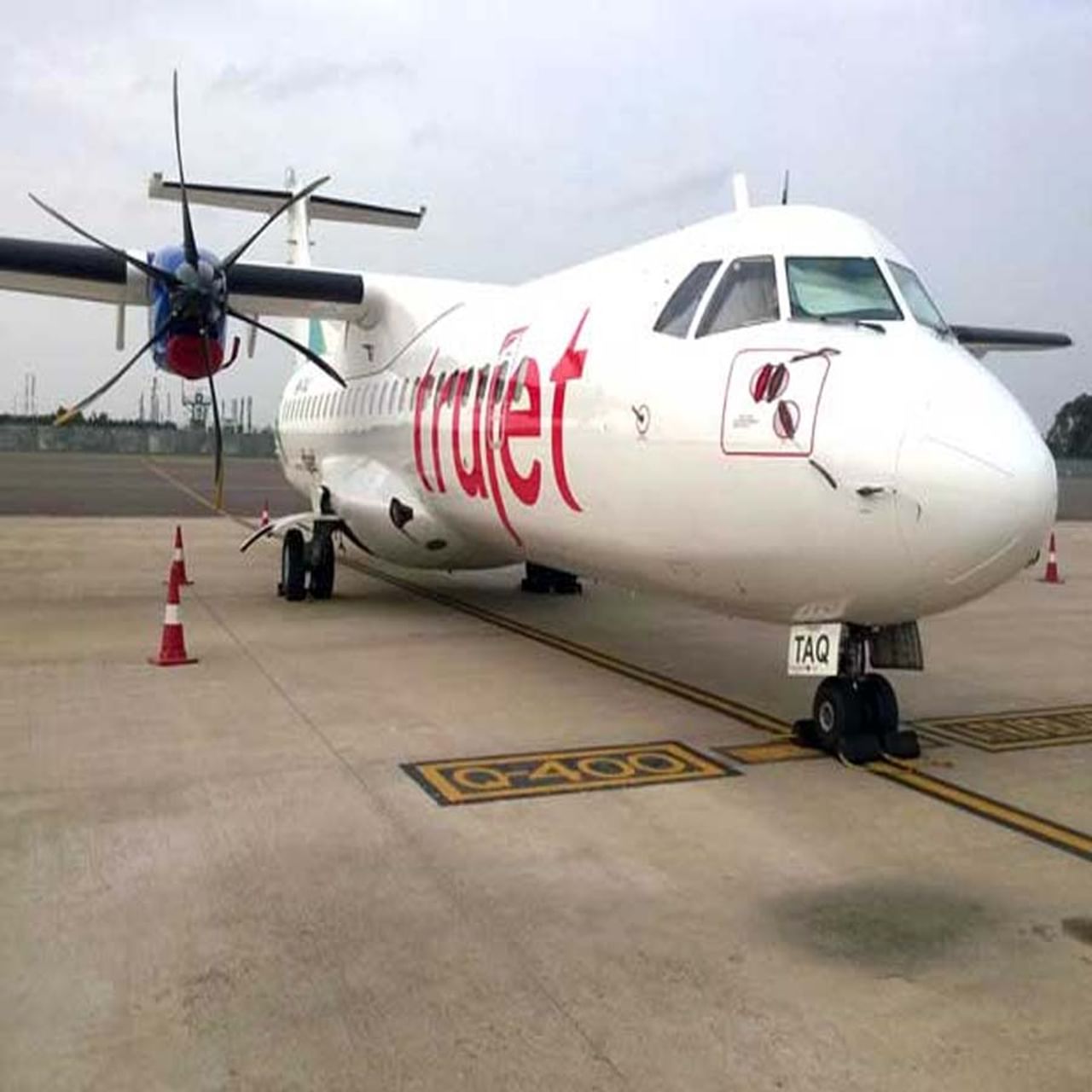 TruJet: హైదరాబాద్‌కు చెందిన ప్రాంతీయ విమానయాన సంస్థ ట్రూజెట్‌ మళ్లీ కార్యకలాపాలను ప్రారంభించడానికి ప్రయత్నాలు చేస్తోంది. అర్థిక ఇబ్బందుల్లో కూరుకుపోయిన ట్రూజెట్‌ విమాన సేవలను నిలిపివేసిన విషయం తెలిసిందే. మళ్లీ కార్యకలాపాలు ప్రారంభించేందుకు సన్నాహాలు చేస్తోంది.