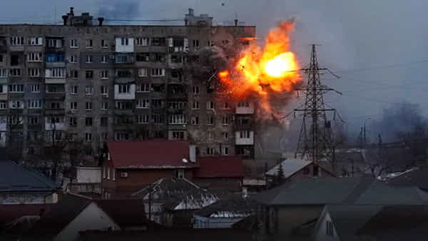 Russia Ukraine War: జనావాసాలపై క్షిపణులతో నిప్పుల వర్షం.. కీవ్, మరియుపోల్లో ఎటు చూసినా భయానక దృశ్యాలు..