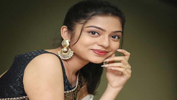 Varsha Bollamma: పెళ్లి.. ప్రెగ్నెన్సీ పై యంగ్ హీరోయిన్ షాకింగ్ కామెంట్స్.. అలా కనిపిస్తే అనేస్తారా అంటూ ఫైర్..