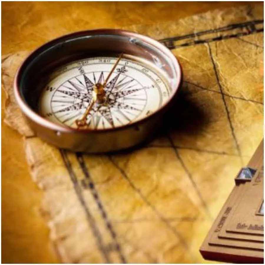 Vastu Tips: వాస్తు శాస్త్రం ప్రకారం.. ఇంట్లోని పూజా స్థలం చాలా ముఖ్యమైనది. వాస్తు శాస్త్రంలో దేవుని విగ్రహం, ఫోటో ఏ దిశలో ఉంచడం శ్రేయస్కరమో పేర్కొనడం జరిగింది. మరి దేవుడి విగ్రహాన్ని ఏ దిక్కున ఉంచితే మంచి జరుగుతుందో ఇప్పుడు తెలుసుకుందాం.