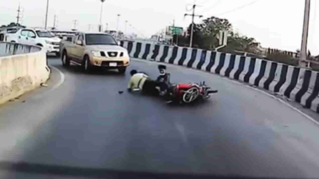 Viral Video: యమ జాతకులంటే వీళ్లే... ఇలాంటి యాక్సిడెంట్స్ నెవ్వర్ బిఫోర్.. ఎవ్వర్ ఆఫ్టర్.. షాకింగ్ వీడియో..