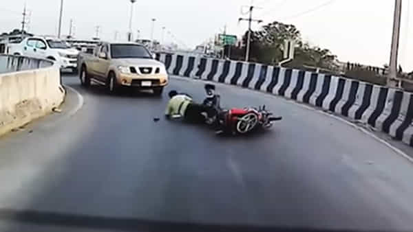 Viral Video: యమ జాతకులంటే వీళ్లే... ఇలాంటి యాక్సిడెంట్స్ నెవ్వర్ బిఫోర్.. ఎవ్వర్ ఆఫ్టర్.. షాకింగ్ వీడియో..
