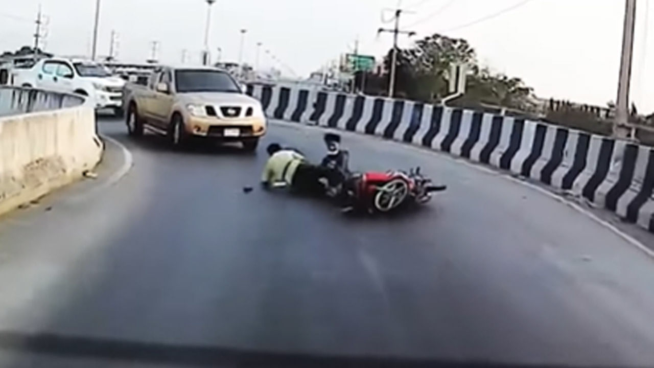 Viral Video: యమ జాతకులంటే వీళ్లే... ఇలాంటి యాక్సిడెంట్స్ నెవ్వర్ బిఫోర్.. ఎవ్వర్ ఆఫ్టర్.. షాకింగ్ వీడియో..