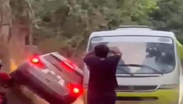 Viral Video: స్టైలిష్గా డ్రైవింగ్ చేసి ఫేమస్ అవ్వాలనుకున్న ముద్దుగుమ్మలు.. కట్ చేస్తే సీన్ రివర్స్..