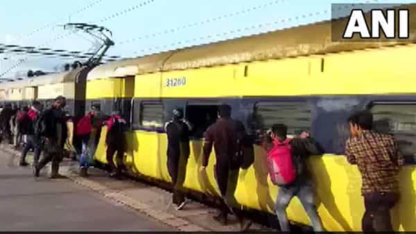 Viral Video: నమ్మండి నిజమే... ట్రైన్ను నెట్టిన ప్రయాణికులు.. ఎందుకంటే..?