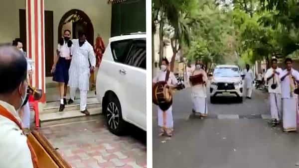 Former MLA: రెండేళ్ల తర్వాత కూతురు స్కూల్కి వెళ్తుంటే.. కొత్తకారులో బ్యాండ్ బాజాలతో సాగనంపిన తండ్రి ప్రేమ