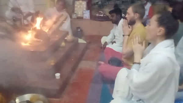Puttaparthi: ఉక్రెయిన్ రష్యాల మధ్య యుద్ధం ఆగాలని.. ప్రపంచ శాంతి కోరుతూ విదేశీయులు పుట్టపర్తిలో ప్రత్యేక హోమం
