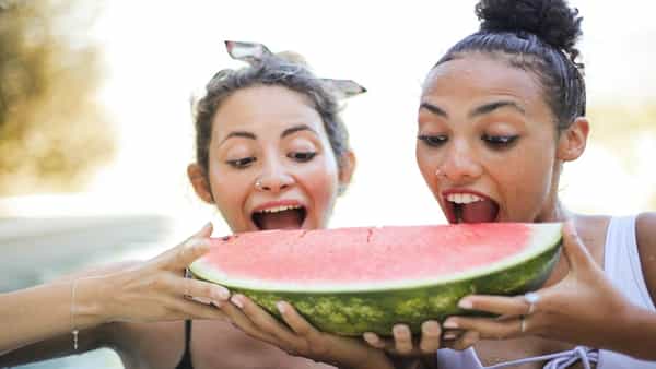Weight Loss Fruits: మీరు వేసవిలో బరువు తగ్గాలనుకుంటే.. శరీరాన్ని హైడ్రేట్గా ఉంచే ఈ 5 పండ్లను మీ డైట్లో చేర్చుకోండి..