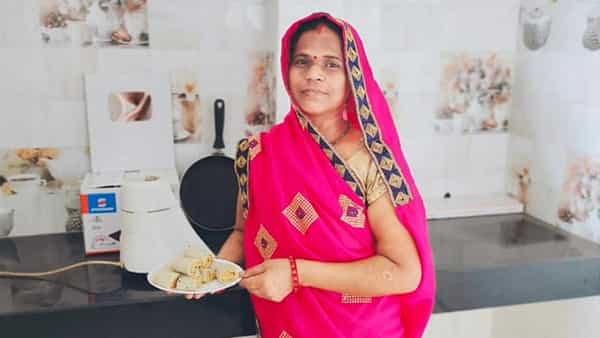 Success Story: ఇంటర్నెట్ అంటే తెలియని 50 ఏళ్ల మహిళ.. ఓ యూట్యూబ్ ఛానెల్ ఓనర్.. నెలకు 70 వేలు సంపాదన