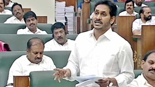 YS Jagan: వెనకడుగు వేసే ప్రసక్తే లేదు.. మూడు రాజధానులపై ఏపీ సీఎం జగన్ సంచలన వ్యాఖ్యలు..
