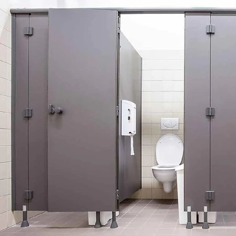 Toilet Doors: టాయిలెట్స్‌ రూమ్‌లలో గాలి, వెలుతురు సరిగ్గా ఉండేలా చూడాలి. కొన్ని టాయిలెట్స్‌ రూమ్‌లలో డోర్స్‌ కొంత ఎత్తుగా బిగిస్తుంటారు. అయితే టాయిలెట్లలో ఎత్తైన తులపులు ఉండటానికి ఒక కారణం ఉంది. తలుపులు ఎత్తుగా ఉండడం వల్ల తేమకు గురికాకుండా ఉంటాయి.