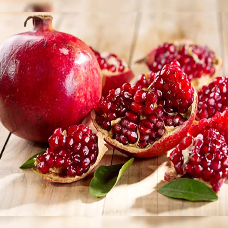 దానిమ్మ: దానిమ్మలో జీఐ 18గా ఉంటుంది. అలాగే ఇందులో యాంటీ ఆక్సిడెంట్లు, ఐరన్ అధిక మొత్తంలో ఉంటాయి. వీటిని తినడం వల్ల మధుమేహం ఉన్నవారికి ఎంతో మంకిది. దీంతో రక్తంలో షుగర్ లెవల్స్ నియంత్రణలో ఉంటాయి.