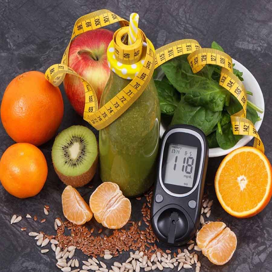 Diabetes: ప్రస్తుత కాలంలో డయాబెటిస్ ఎంతో మందిని వెంటాడుతోంది. అయితే షుగర్ వ్యాధిని శాశ్వతంగా వదిలించుకునేందుకు వీలు కాదు. కానీ.. జీవన శైలిలో మార్పుచేసుకుని అదుపులో ఉంచుకోవడమే. ఆహారం విషయంలో మార్పులు చేసుకోవాల్సి ఉంటుంది. డయాబెటిస్ (Diabetes) ఉన్నవారు ఆహార నియమాలు పాటిస్తూ, వ్యాయమం, ఇతర జాగ్రత్తలు తీసుకుంటే అదుపులో ఉంచుకోవచ్చు. తిండి విషయంలో నోరు కట్టడి చేసుకోవాల్సి ఉంటుంది. ఆరోగ్యాన్ని ఇచ్చే పండ్లను తినాలన్నా ఎన్నో అపోహాలు ఉంటాయి. కానీ కొన్ని పండ్లు తింటే షుగర్ వ్యాధి అదుపులో ఉంటుంది. పండ్లు తినడంలో అపోహాలు ఉన్నవారు ఈ విషయాలను తెలుసుకుంటే మంచిదంటున్నారు ఆరోగ్య నిపుణులు. డయాబెటిస్ ఉన్నా కొన్నిపండ్లను నిరభ్యంతరంగా తినవచ్చని సూచిస్తున్నారు. వైద్య నిపుణులు తెలిపిన వివరాల ప్రకారం..