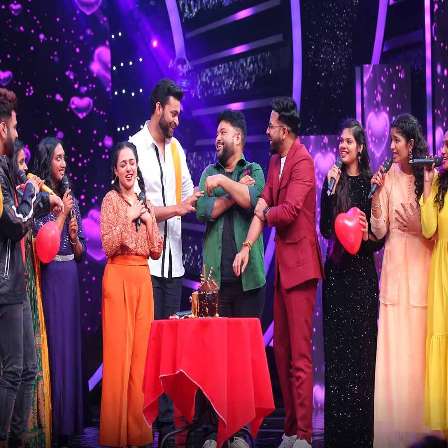 తెలుగు ఇండియన్ ఐడల్ రియాల్టీ షోకు ప్రముఖ సింగర్ శ్రీరామచంద్ర వ్యాఖ్యాతగా వ్యవహిరిస్తున్నారు. అలాగే.. మ్యూజిక్ డైరెక్టర్ థమన్, హీరోయిన్ నిత్యామీనన్.. సింగర్ కార్తీక్ న్యాయనిర్ణేతలుగా వ్యవహిస్తున్నారు.