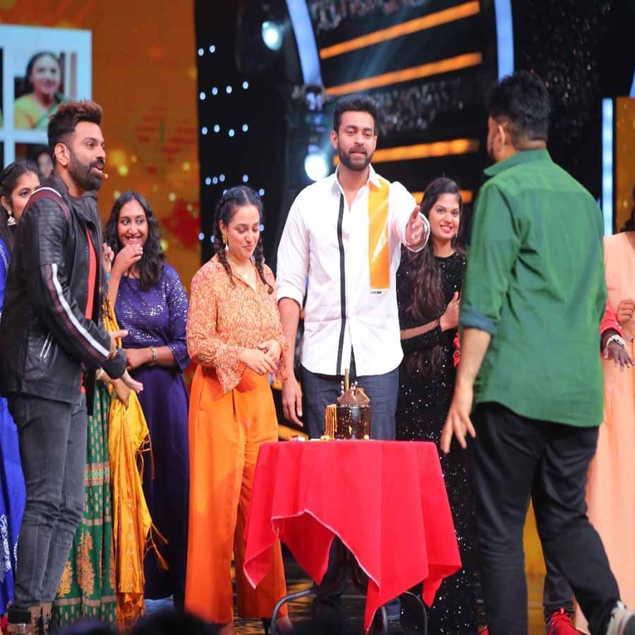 ఏప్రిల్ 8న నిత్యామీనన్ పుట్టినరోజు సందర్భంగా.. తెలుగు ఇండియన్ ఐడల్ వేదికపై నిత్యా మీనన్ పుట్టినరోజు సెలబ్రెషన్స్ ఘనంగా నిర్వహించారు. ఈ వేడకకు మెగా హీరో వరుణ్ తేజ్ ముఖ్య అతిథిగా విచ్చేశారు.