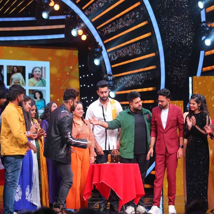 అలా మొదలైంది సినిమా ద్వారా తెలుగు తెరకు హీరోయిన్ పరిచయమైంది నిత్యామీనన్. ఈ సినిమాలో హీరోయిన్ గానే కాకుండా.. గాయనిగానూ మారి సాంగ్స్ పాడి ఆకట్టుకుంది.