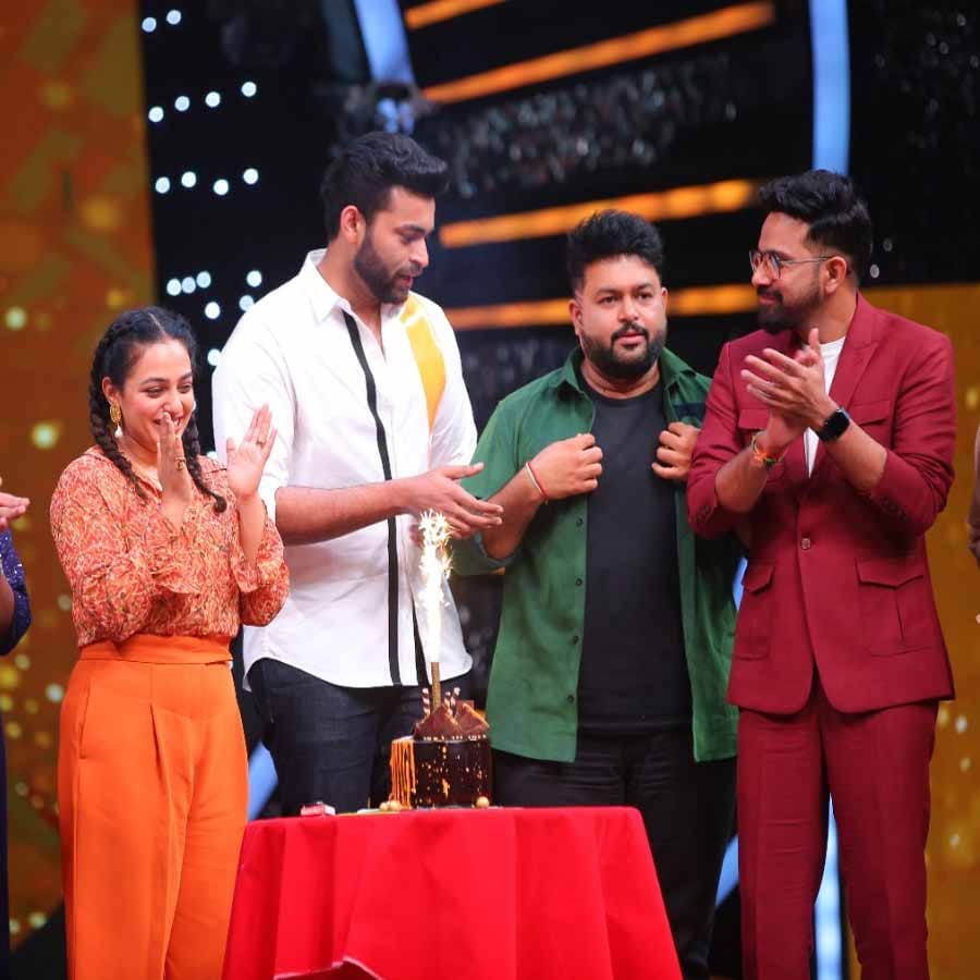 అలా మొదలైంది సినిమా ద్వారా తెలుగు తెరకు హీరోయిన్ పరిచయమైంది నిత్యామీనన్. ఈ సినిమాలో హీరోయిన్ గానే కాకుండా.. గాయనిగానూ మారి సాంగ్స్ పాడి ఆకట్టుకుంది.