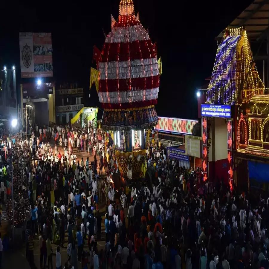 కటీల్ దుర్గా పరమేశ్వరి ఆలయంలో ప్రతి సంవత్సరం ఏప్రిల్ నెలలో వరుసగా ఎనిమిది రోజుల పాటు జరిగే పండుగ సందర్భంగా 'అగ్ని ఖేలి' 'తూత్తేధార' ఆచారం జరుగుతుంది.