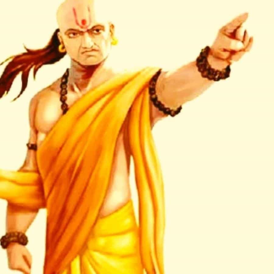 శరీరం ఆరోగ్యంగా ఉండాలంటే నీరు చాలా ముఖ్యం. నీరు శరీరం నుండి విషాన్ని తొలగిస్తుంది. ఆరోగ్యంగా ఉంచడంలో నీరు ప్రధాన పాత్ర పోషిస్తుంది. కనుక నీటిని ఎప్పుడూ గుడ్డలో వడకట్టి తాగాలి. కలుషిత నీరు మనిషిని అనారోగ్యానికి గురి చేస్తుంది. పూర్వ కాలంలో నీటిని శుభ్రం చేయడానికి ఎటువంటి మార్గాలు లేవు. అప్పుడు నీటిని గుడ్డ ద్వారా ఫిల్టర్ చేసేవారు. నేడు, వాస్తవానికి, నీటిని శుభ్రపరచడానికి అనేక మార్గాలు ఉన్నాయి. అయితే ఆచార్య చాణక్య చెప్పిన ఈ ముందు జాగ్రత్త నేటికీ అనుసరణీయం.