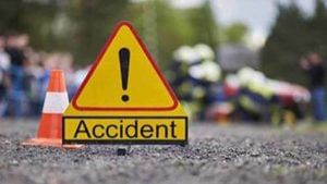 Road Accident: అనంతపురం జిల్లాలో రోడ్డు ప్రమాదం.. ముగ్గురు మృతి.. 15 మందికి తీవ్ర గాయాలు