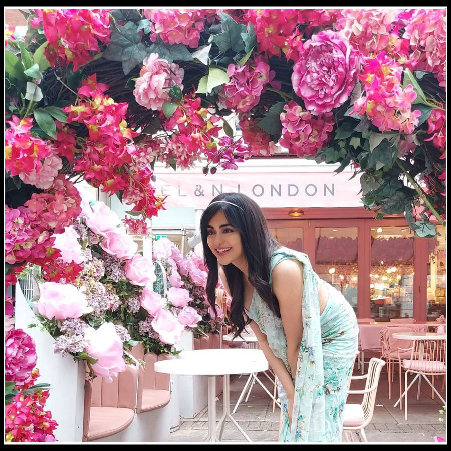 రంగు రంగులా పులా మధ్య అదాశర్మ అందాలు 