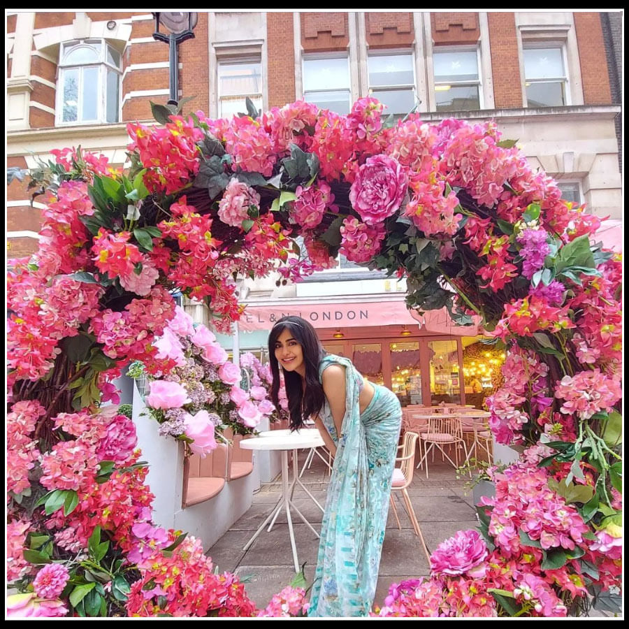 రంగు రంగులా పులా మధ్య అదాశర్మ అందాలు 