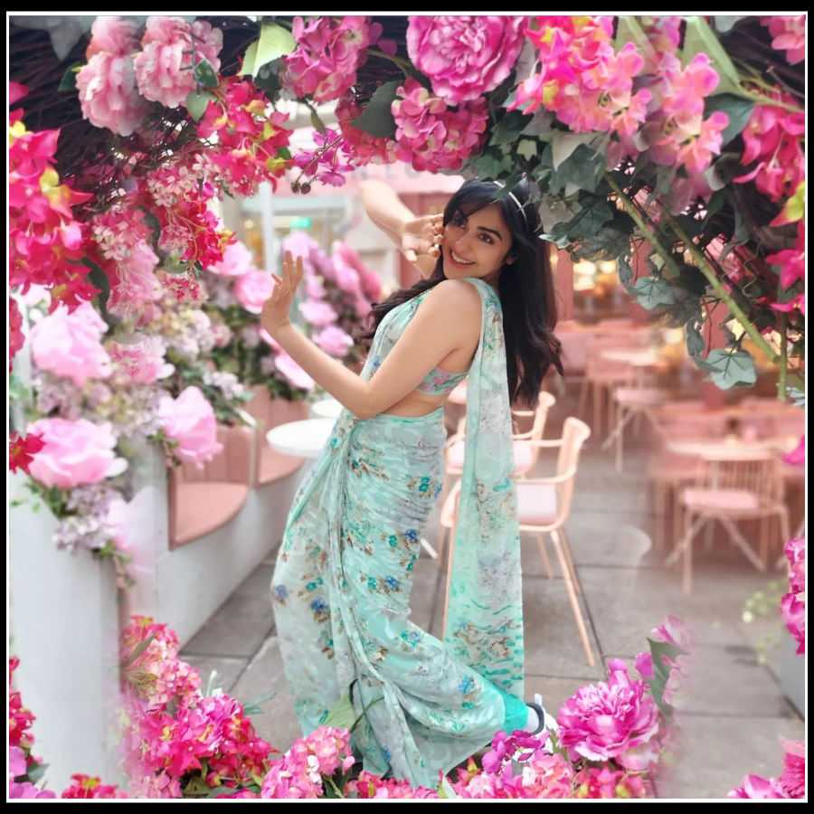 రంగు రంగులా పులా మధ్య అదాశర్మ అందాలు 