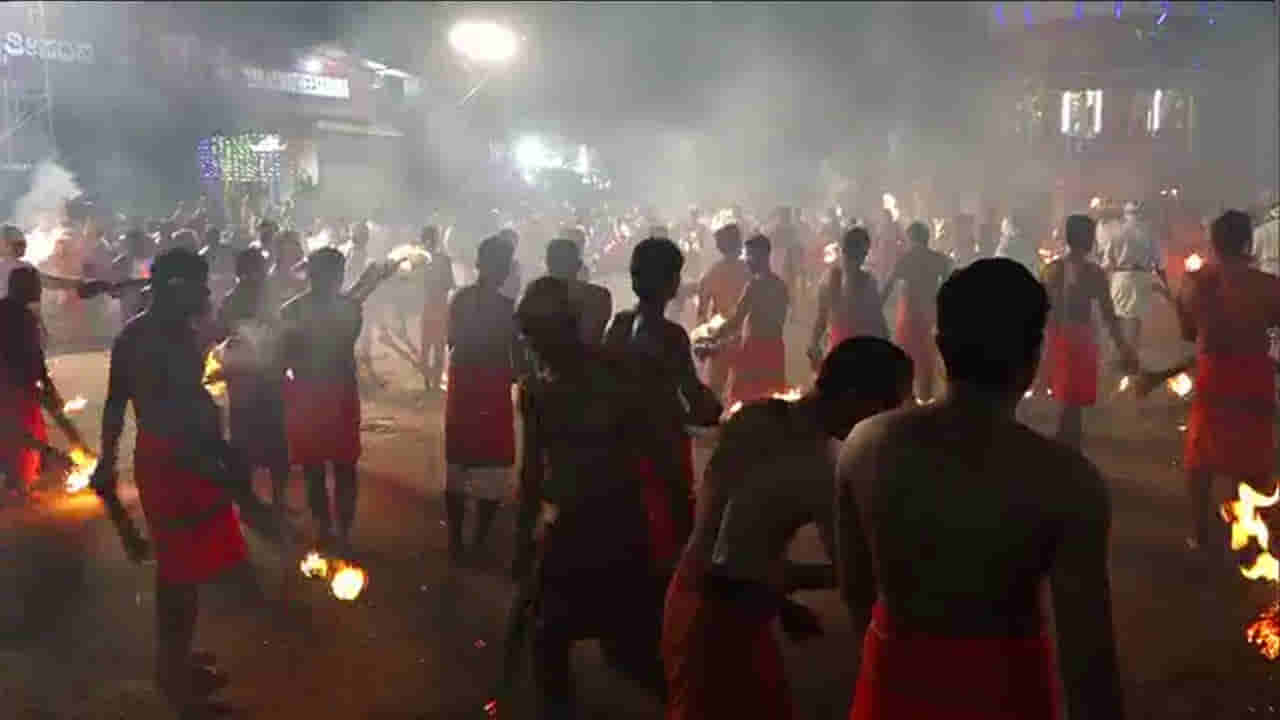 Karnataka: నిప్పులు జ‌ల్లుకునే జాత‌ర.. అగ్ని కేళి పేరుతో ఉత్సవాలు