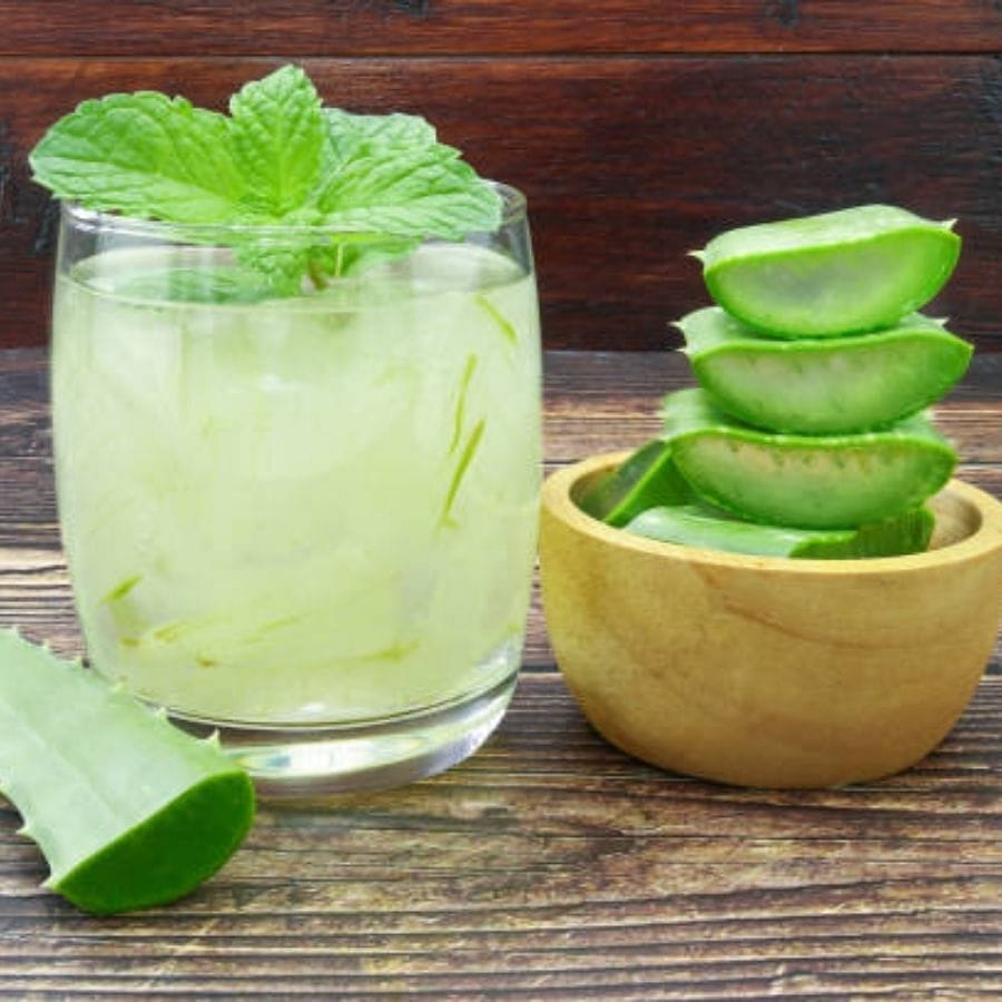 అలోవెరా జ్యూస్ రుచి చాలామందికి నచ్చకపోవచ్చు. కానీ ఇందులో ఆరోగ్య ప్రయోజనాలు పుష్కలంగా ఉన్నాయి. ఇది చర్మ ఆరోగ్యాన్ని మెరుగుపరుస్తుంది. అలాగే జీర్ణక్రియను మెరుగుపరుస్తుంది. నోటి ఆరోగ్యాన్ని మెరుగుపరుస్తుంది. రోజూ ఉదయాన్నే ఈ జ్యూస్‌ తీసుకోవడ వల్ల మరిన్ని ఆరోగ్య ప్రయోజనాలు చేకూరుతాయి.