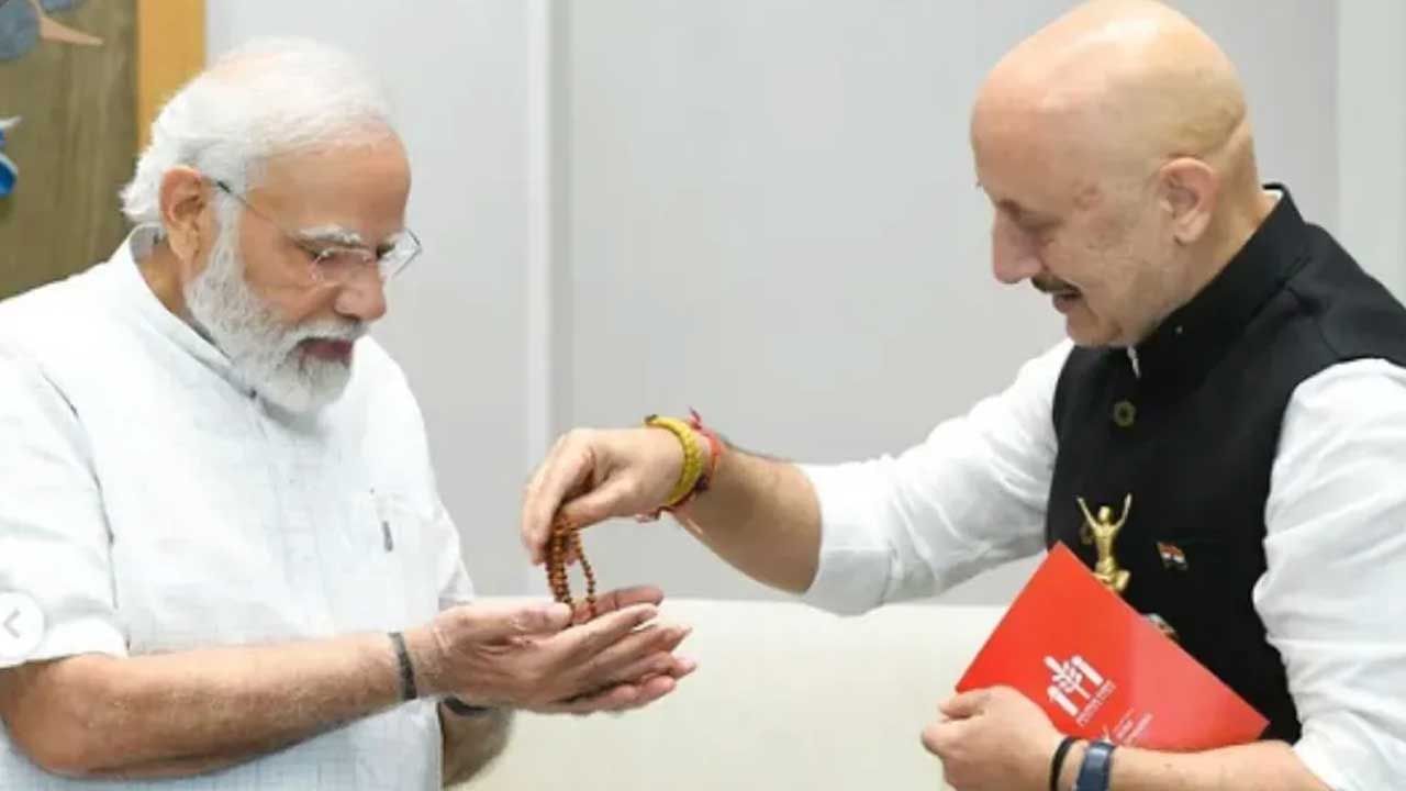 Anupam kher Meets PM Modi: ప్రధానిమోడీకి నటుడు అనుపమ్ ఖేర్ స్పెషల్ గిఫ్ట్.. దీని ప్రత్యేకత ఏమిటంటే..