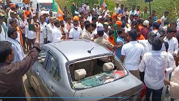 Bandi Sanjay Yatra: బండి సంజయ్ పాదయాత్రలో ఉద్రిక్తత.. ‘ప్రజా సంగ్రామ పాదయాత్ర’ను అడ్డుకున్న టీఆర్ఎస్ కార్యకర్తలు