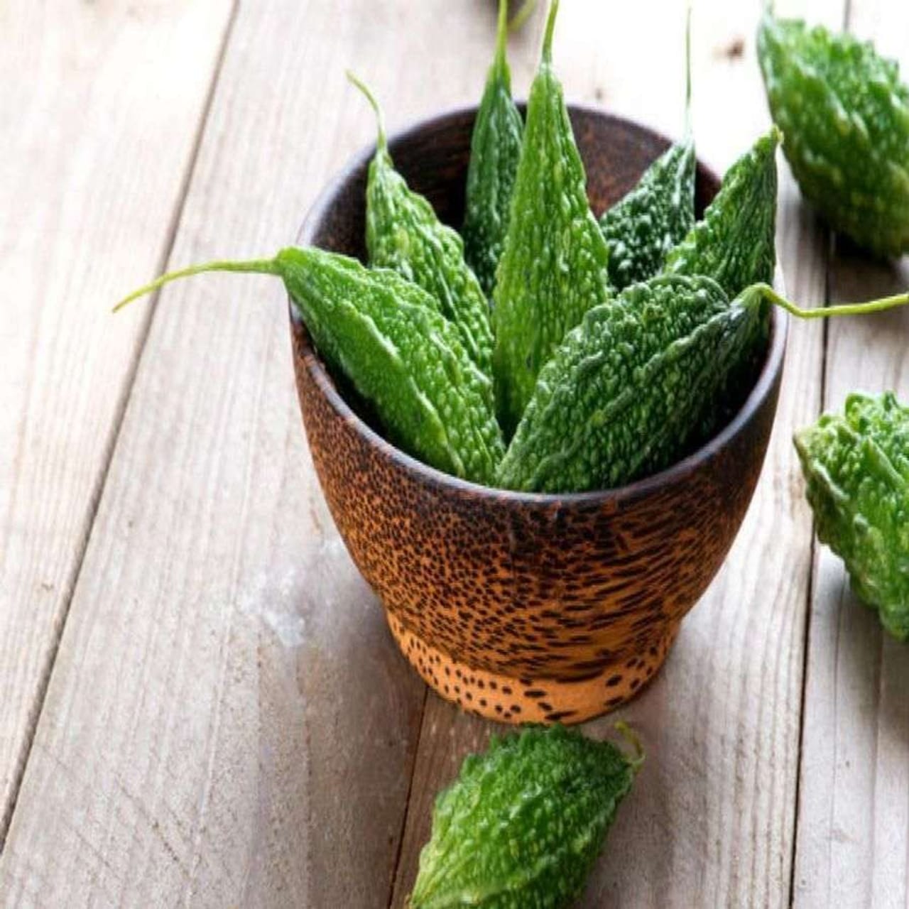 కాకర కాయలు: మామిడి పండు తిన్న వెంటనే కరెలాతో చేసిన పదార్థాలు తింటే కడుపులో మంట వస్తుందంటారు. అలాగే వికారం లేదా వాంతులు వంటివి రావొచ్చు.