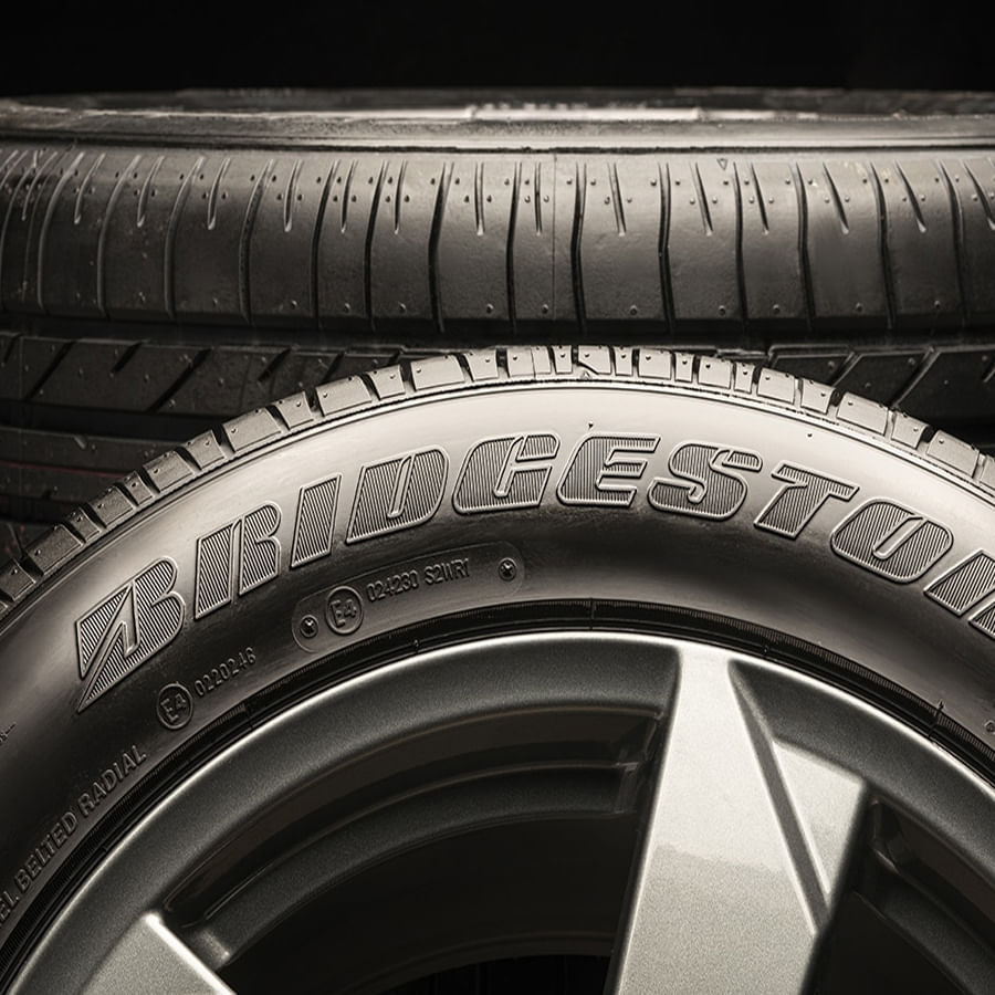 Bridgestone Tires: వ్యాపార, టెక్నాలజీ రంగంలో హైదరాబాద్‌ దూసుకుపోతోంది. కొత్త కొత్త ప్రాజెక్టులు వెలువడుతున్నాయి. కొత్త కొత్త కంపెనీలు వచ్చి చేరుతున్నాయి. విదేశీయులు సైతం హైదరాబాద్‌లో పెట్టుబడులు పెట్టి కంపెనీలను స్థాపించేందుకు ముందుకొస్తున్నారు.