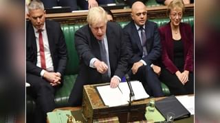 Watch Video: ఆ దేశ అధ్యక్షుడిపై టమాటాలతో దాడి.. ఎందుకో తెలుసా..