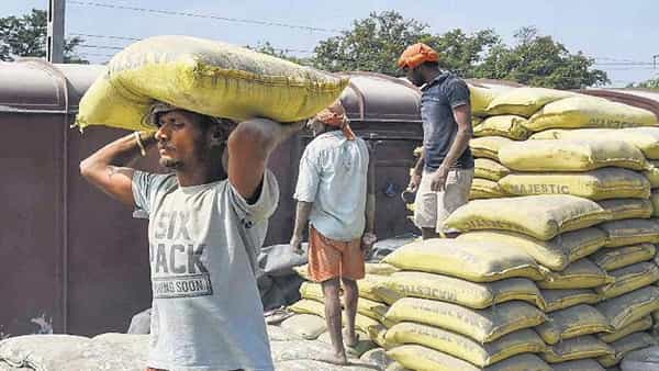 Cement Prices: గృహ నిర్మాణదారులకు షాక్.. భారీగా పెరగనున్న సిమెంట్ ధరలు.. బస్తాకు ఎంతంటే..